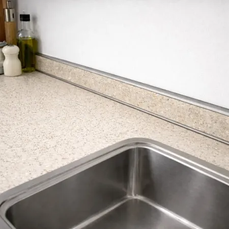 Alzatina per piani da cucina completa di finali in colore Avena Sandchips 2